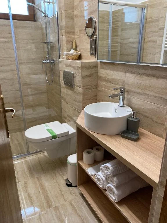 Washbasin and mirror