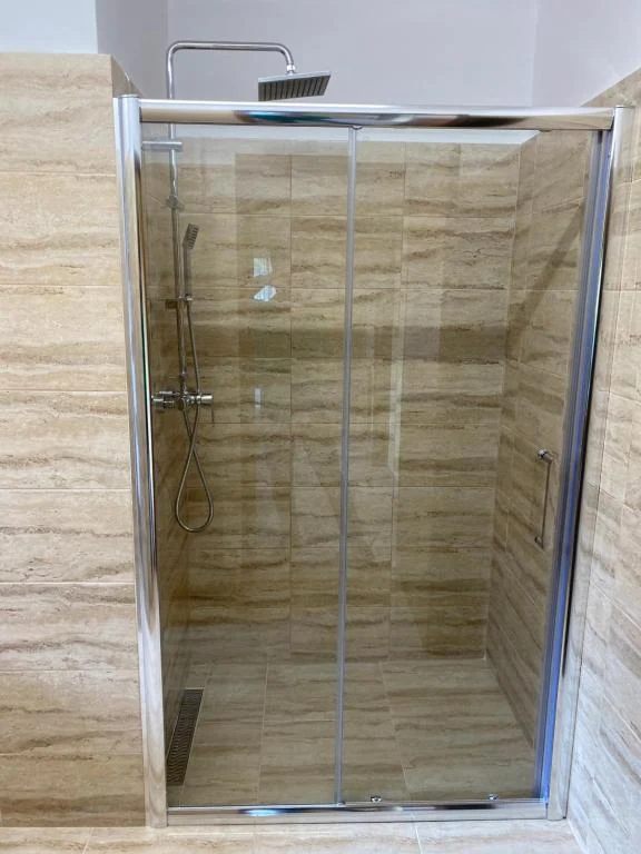 Shower enclosure